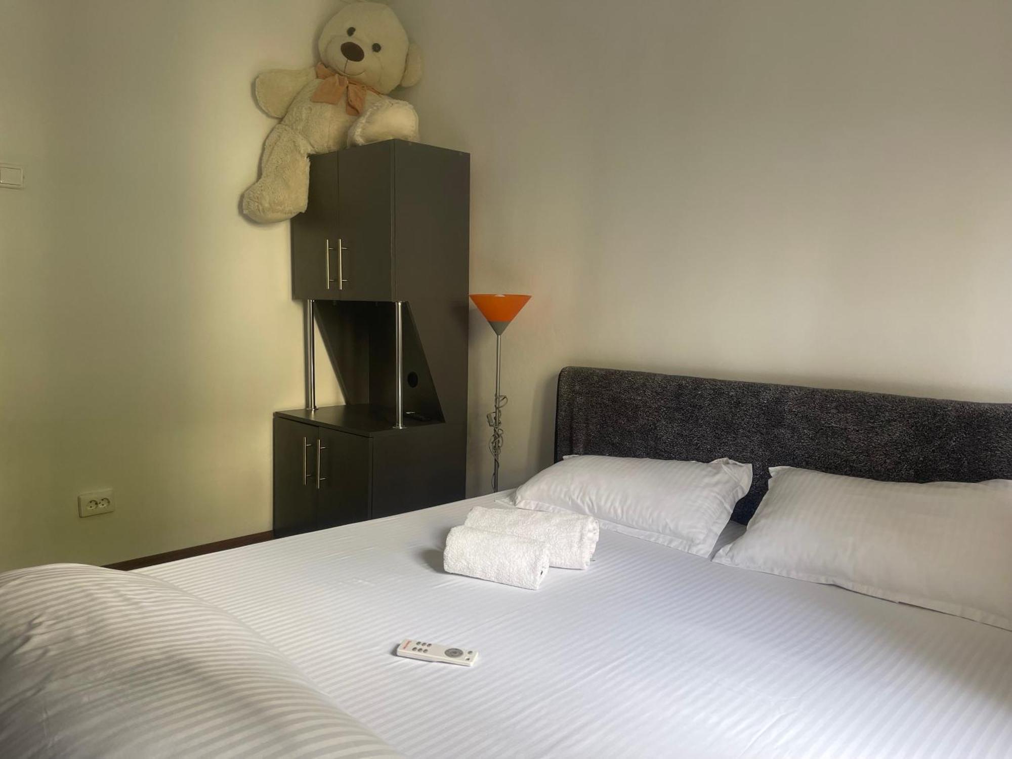 Carlitos Apt Râmnicu Vâlcea Exteriör bild