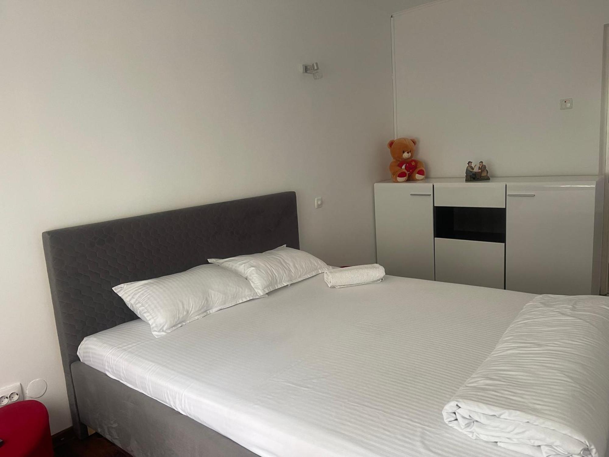 Carlitos Apt Râmnicu Vâlcea Exteriör bild